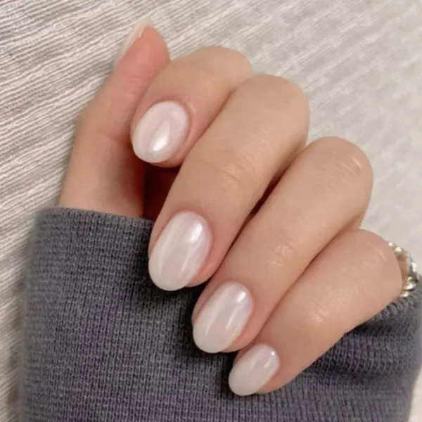 Pearly Oval Nails Design