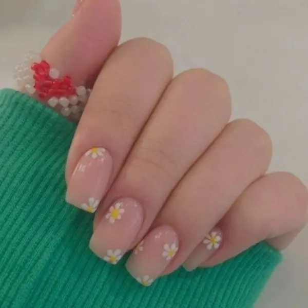 Daisy Delight Nail Art